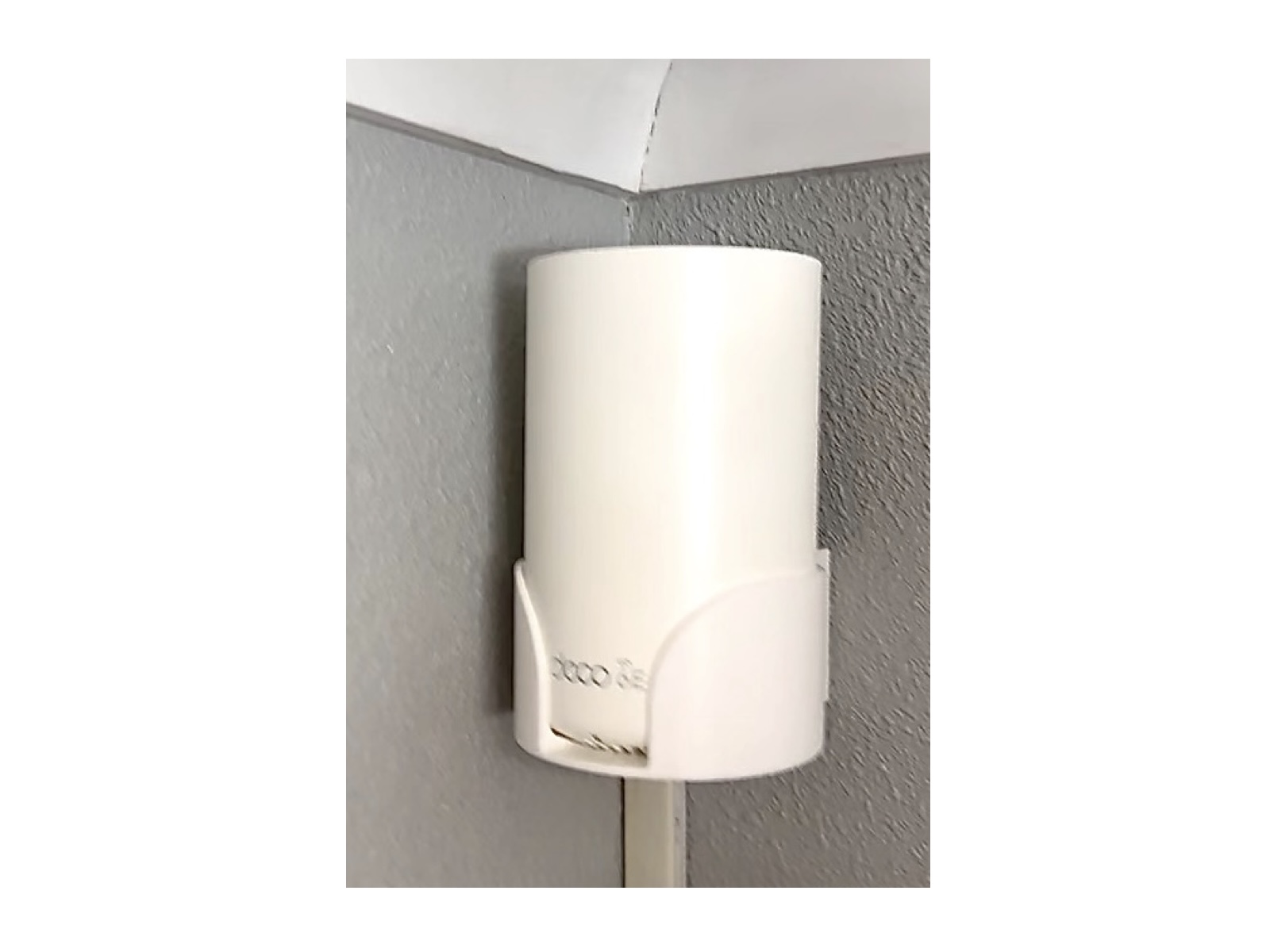 TP-Link Deco XE75 mounted high on a wall using the Yutaka3DLab wall mount